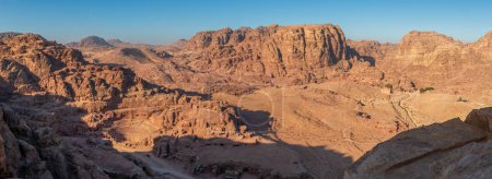 Foto de Vista panorámica del Teatro de Petra, Calle Colonnaded, Gran Templo y Qasr al-Bint en la ciudad histórica y arqueológica de Petra, Jordania desde Al-Kubtha Trail contra el cielo azul - Imagen libre de derechos