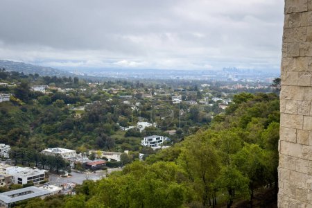 Stadtbild Beverly Hills und Los Angeles, Kalifornien, USA vor bewölktem Himmel im Frühling