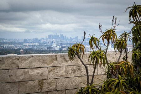 Szenische Ansicht der Innenstadt von Los Angeles, Kalifornien, USA mit einer Mauer im Vordergrund gegen bewölkten Himmel