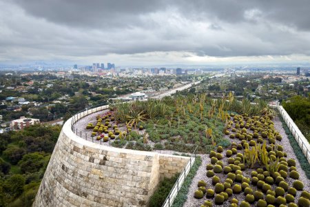 Stadtbild Los Angeles, Kalifornien, USA mit Kakteengarten im Vordergrund vor bewölktem Himmel