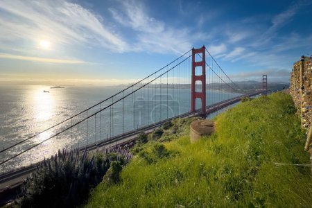 Blick auf die Golden Gate Bridge und das Stadtbild von San Francisco, Kalifornien, USA bei Sonnenaufgang vor blauem Himmel mit Wolken