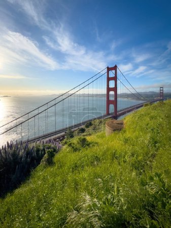 Vue panoramique du Golden Gate Bridge et du paysage urbain de San Francisco, Californie, États-Unis au lever du soleil contre le ciel bleu avec des nuages