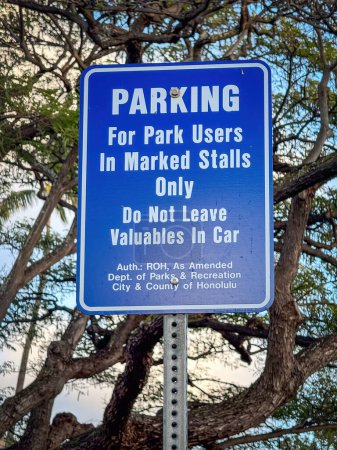 Straßenschild in der Monserrat Avenue, Honolulu, USA, auf dem steht, dass im Kapiolani Park "Parken für Parknutzer nur in markierten Parkbuden"