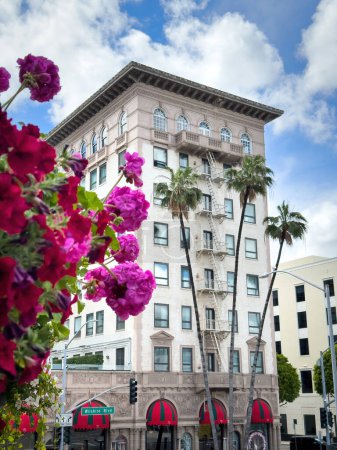 Fassade des Beverly Wilshire Hotels in Beverly Hills, Kalifornien, USA vor blauem Himmel mit Wolken
