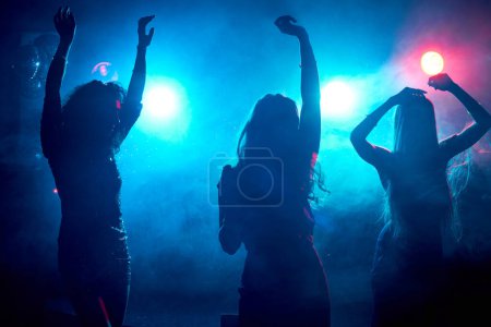Foto de Mujeres jóvenes relajadas que viven una vida plena y bailan gratis - Imagen libre de derechos