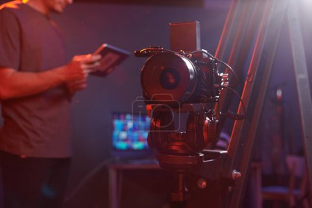 Image de fond de la caméra vidéo numérique sur la configuration de la grue en studio avec des lumières au néon rouge copier l'espace