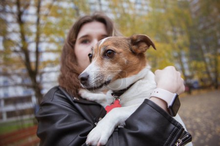 Foto de Chica sosteniendo un perro, retrato, primer plano - Imagen libre de derechos
