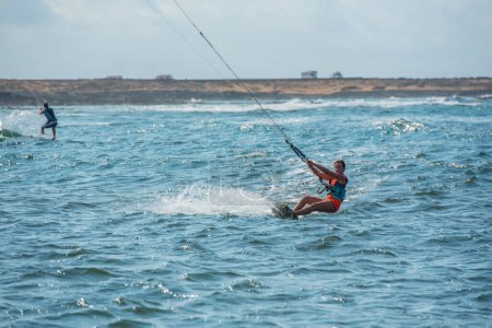 Foto de Fuerteventura, España: 2020 octubre 2: Mujer rubia en el prático Kite Surf en las Playas de los Charcos en El Cotillo en Fuerteventura en el verano 2020. - Imagen libre de derechos