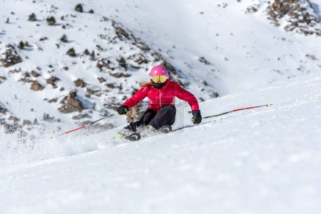 Téléchargez les photos : Jeune femme blonde skier par une journée ensoleillée - en image libre de droit