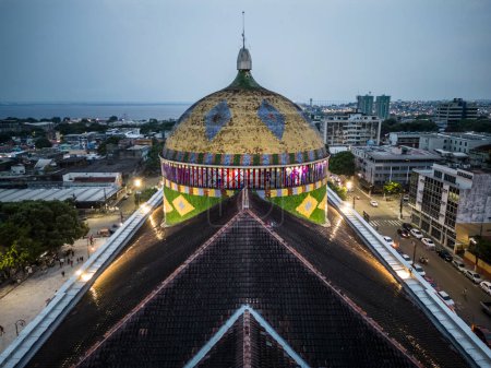 Téléchargez les photos : Belle vue aérienne sur le dôme coloré au sommet du bâtiment historique du théâtre Amazonas, à l'heure bleue au centre-ville de Manaus, État d'Amazonas, Brésil - en image libre de droit
