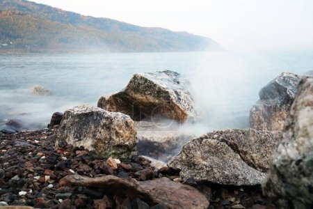 Téléchargez les photos : Les vagues du lac Baïkal se brisent sur les rochers côtiers - en image libre de droit