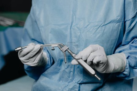 Téléchargez les photos : Uréthroscope chirurgical entre les mains d'un médecin - en image libre de droit