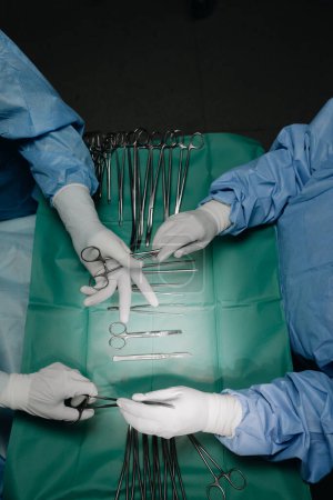 Téléchargez les photos : Chirurgiens professionnels avec instruments en clinique, gros plan - en image libre de droit