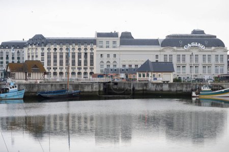 Foto de Deauville sur Mer Barriere Casino frente a la Marina - Imagen libre de derechos