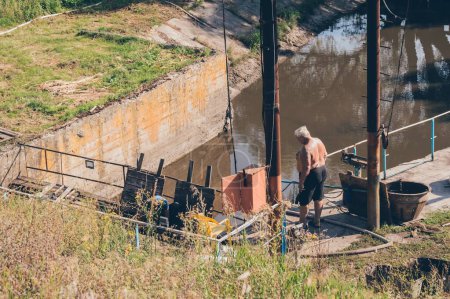 Téléchargez les photos : Les pêcheurs qui travaillent travaillent sur le rivage du réservoir, vue de dessus - en image libre de droit
