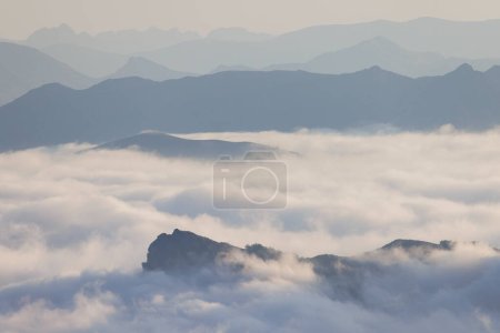 Foto de Crestas rocosas de montaña al atardecer con niebla - Imagen libre de derechos