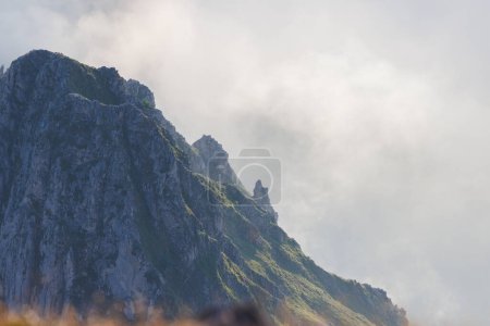 Foto de Crestas rocosas de montaña al atardecer con niebla - Imagen libre de derechos