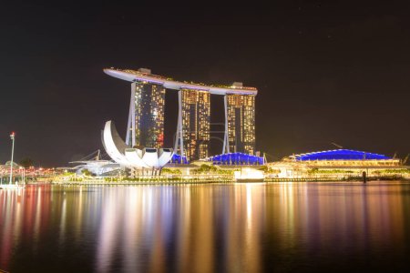 Téléchargez les photos : Marina Bay Sands casino au crépuscule. Singapour. - en image libre de droit