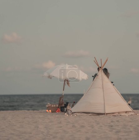 Foto de Romántico escena paraguas blanco amor pareja en la playa miami - Imagen libre de derechos
