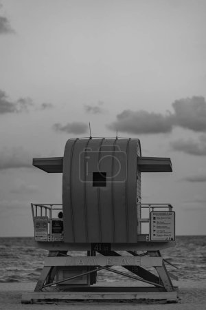 Téléchargez les photos : Maison de sauveteur noir et blanc Miami Beach - en image libre de droit