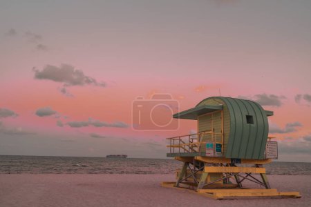 Foto de Puesta de sol en la playa hermosos colores Miami Beach casa salvavidas - Imagen libre de derechos