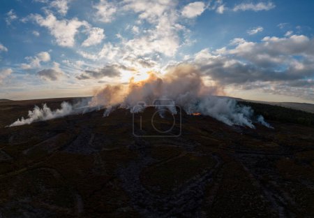 Téléchargez les photos : Bruyère brûlant sur la lande au-dessus de Holmfirth dans le Yorkshire de l'Ouest. - en image libre de droit