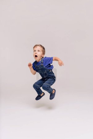 Foto de Niño de 4 vistiendo camiseta azul - Imagen libre de derechos