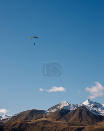 Foto de Parapente sobre montañas caucásicas en Georgia - Imagen libre de derechos