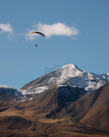 Téléchargez les photos : Parapente au-dessus des montagnes caucasiennes en Géorgie - en image libre de droit