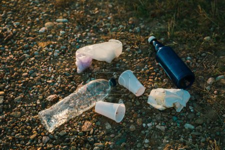 Téléchargez les photos : Déchets plastiques au sol prêts à être recyclés - en image libre de droit