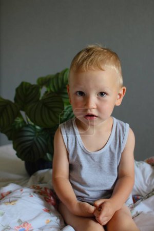 Téléchargez les photos : Portrait d'enfant dans la chambre à coucher - en image libre de droit