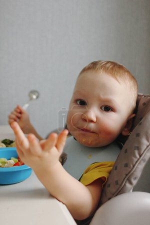 Foto de Niño con la cara sucia sosteniendo cuchara - Imagen libre de derechos
