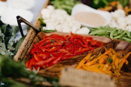 Foto de Surtido de verduras de colores en una canasta con salsa de inmersión - Imagen libre de derechos