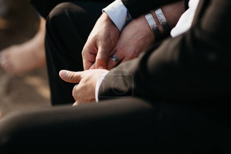Foto de Primer plano de un hombre y mujeres manos entrelazadas durante una boda - Imagen libre de derechos