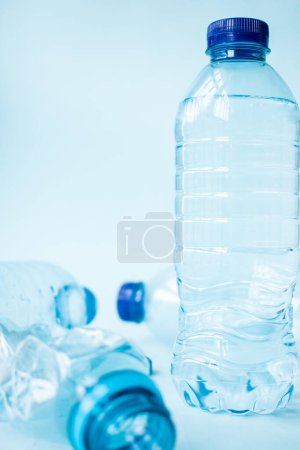 Téléchargez les photos : Main prenant bouteille d'eau et d'autres bouteilles en plastique - en image libre de droit
