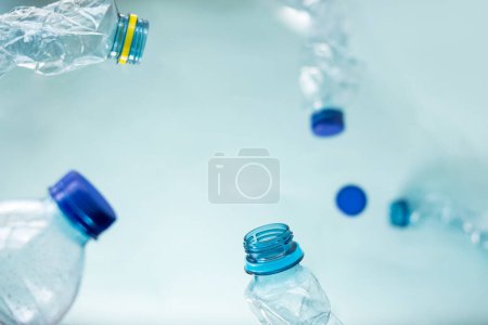 Téléchargez les photos : Quelques bouteilles en plastique sur fond bleu - en image libre de droit