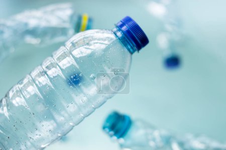 Téléchargez les photos : Quelques bouteilles en plastique sur fond bleu - en image libre de droit