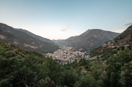 Téléchargez les photos : Paysage urbain en été d'Andorre La Vella, Andorre
. - en image libre de droit