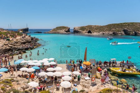 Foto de COMINO, MALTA - 24 DE MAYO DE 2019 Vacaciones en la laguna azul en la isla Comino, Malta - Imagen libre de derechos