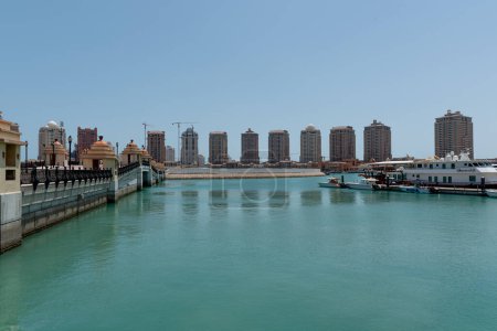 Téléchargez les photos : THE PEARL, QATAR - 4 AVRIL 2018 : Vue de la section Porto Arabia du développement résidentiel massif de The Pearl à West Bay, Doha, Qatar. Centre d'hébergement pour la Coupe du Monde Qatar 2022. - en image libre de droit