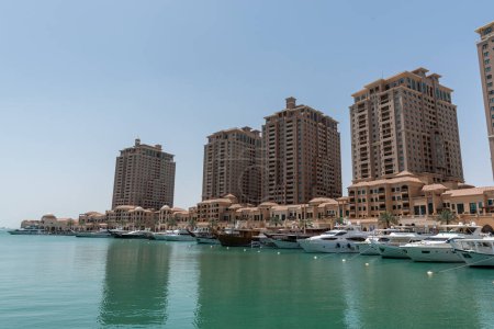 Foto de LA PERLA, QATAR - 4 DE ABRIL DE 2018: Vista de la sección de Porto Arabia del desarrollo residencial masivo de The Pearl en West Bay, Doha, Qatar. Centro de alojamiento para la Copa del Mundo Qatar 2022. - Imagen libre de derechos