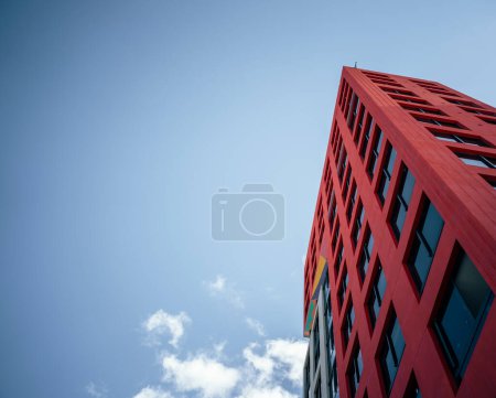 Foto de Edificio de oficinas con cielo nuevo en wynwood miami florida - Imagen libre de derechos