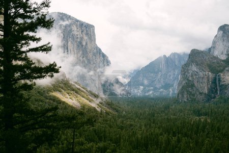 Foto de Sol brillando a través de las nubes en el valle de Yosemite - Imagen libre de derechos