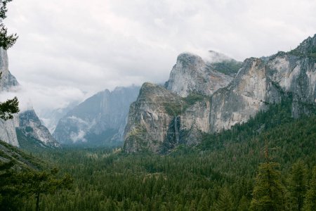 Téléchargez les photos : Vue de la cascade dans les montagnes lointaines - en image libre de droit