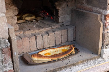 Foto de Adjarian casero Khachapuri (cocina georgiana) respaldado en horno de ladrillo - Imagen libre de derechos