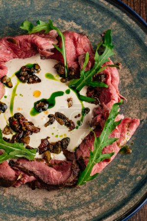 Téléchargez les photos : Steak tranché sur une assiette avec sauce et herbes - en image libre de droit