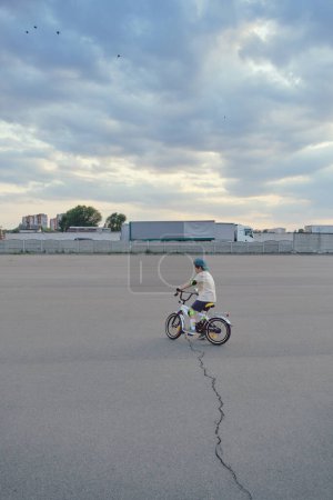 Téléchargez les photos : Garçon Apprendre à faire du vélo - en image libre de droit