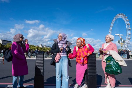 Téléchargez les photos : Touristes musulmans malais filles à Londres - en image libre de droit