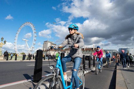 Foto de Chica rubia joven y ciclismo familiar en el puente de Westminster - Imagen libre de derechos