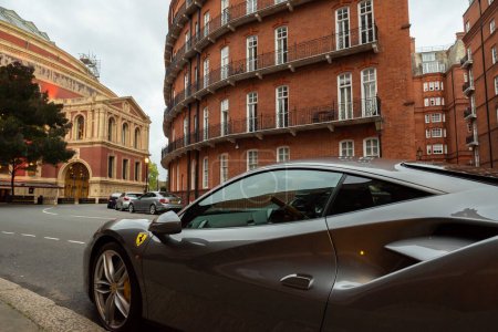 Photo pour Ferrari à proximité de l'Albert Hall - image libre de droit